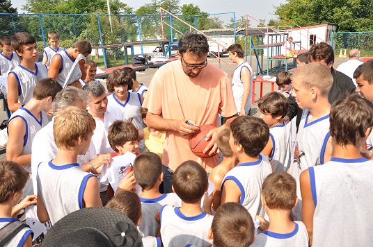 Vlade Divac posetio dečiji košarkaški kamp u Rumuniji