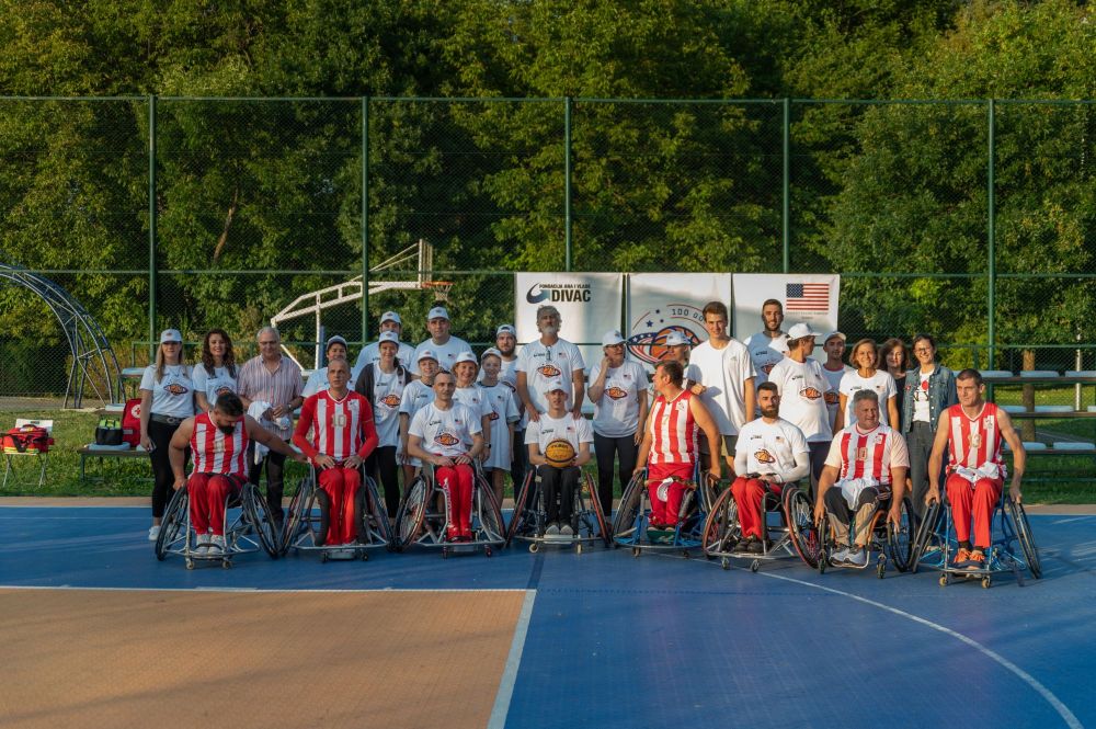 Basketball players in wheelchairs and sports journalists back to back in Ada Ciganlija