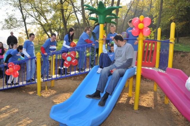 Renovirano igralište za decu sa invaliditetom u Prokuplju u okviru projekta Veliko srce