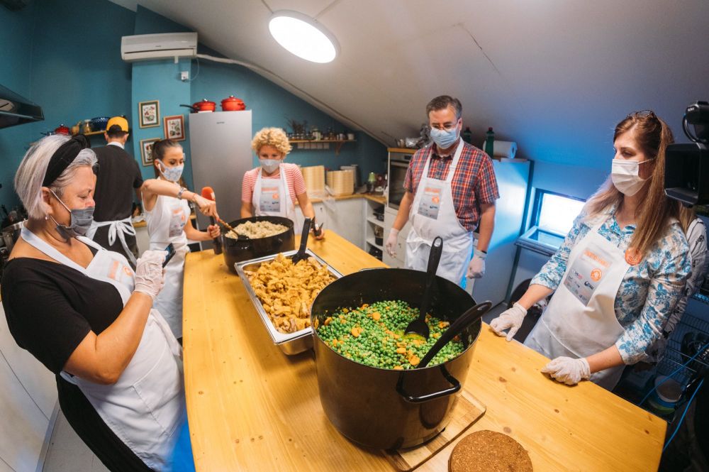 Journalists, Chefs and Celebrities Team Up To Cook for Vulnerable