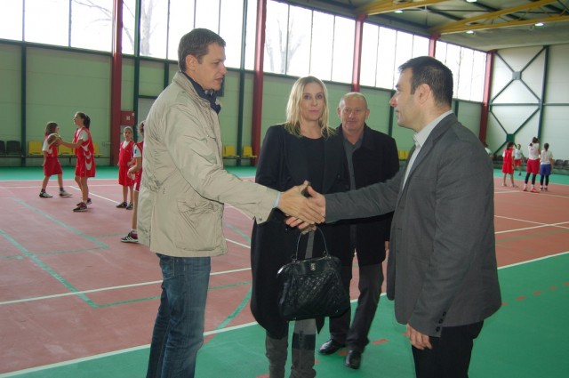 Olimpijski komitet Srbije i Fondacija Divac obnovili sportsku salu u Paraćinu oštećenu u poplavama 2014. godine
