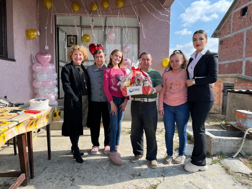 Novi dom, nova nada: Fondacija Ana i Vlade Divac sa porodicom Tasković u njihovoj novoj kući kod Vranja