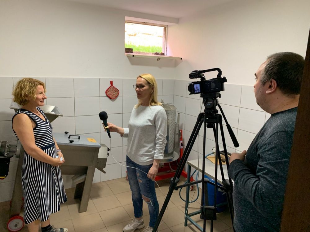Direktorka Fondacije Ana Koeshall sa ekipom Televizije INFO PULS Vranje