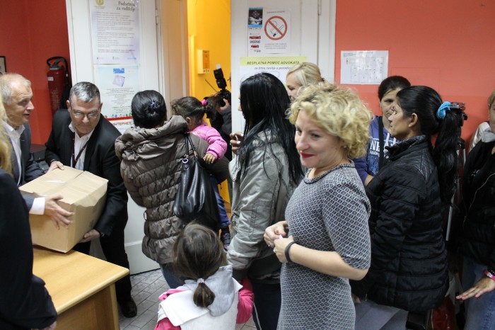 Dodela prehrambenih paketa najugroženijim samohranim roditeljima sa teritorije grada Beograda