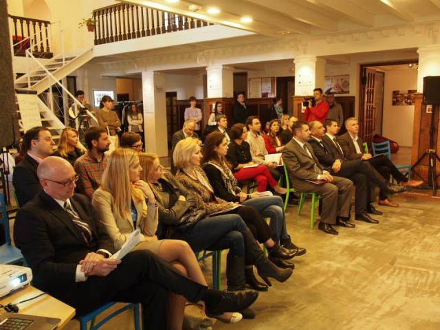 USAID i Fondacija Ana i Vlade Divac pokrenuli projekat Divac omladinski fondovi
