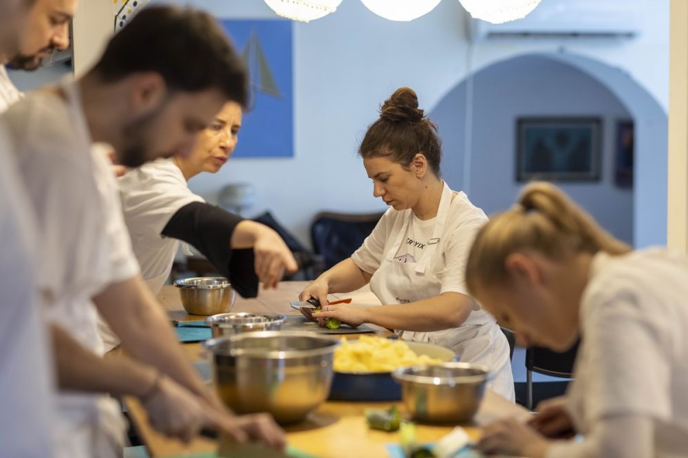 Uz pomoć Fondacije Ana i Vlade Divac, zaposleni u NCR Voyix pripremili više od 100 obroka za osobe slabijeg materijalnog statusa