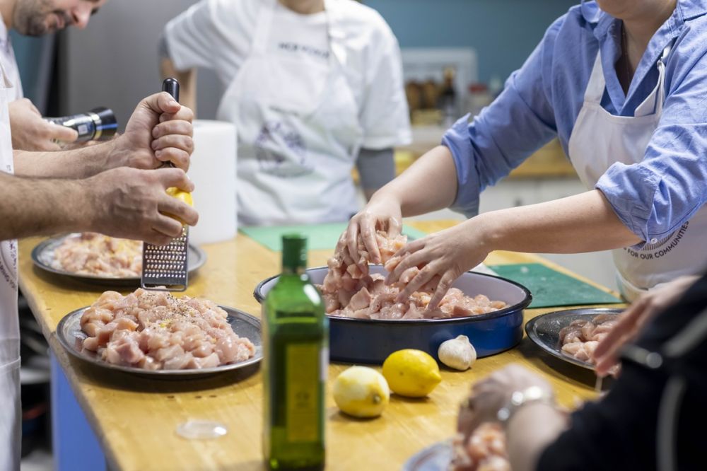 Uz pomoć Fondacije Ana i Vlade Divac, zaposleni u NCR Voyix pripremili više od 100 obroka za osobe slabijeg materijalnog statusa