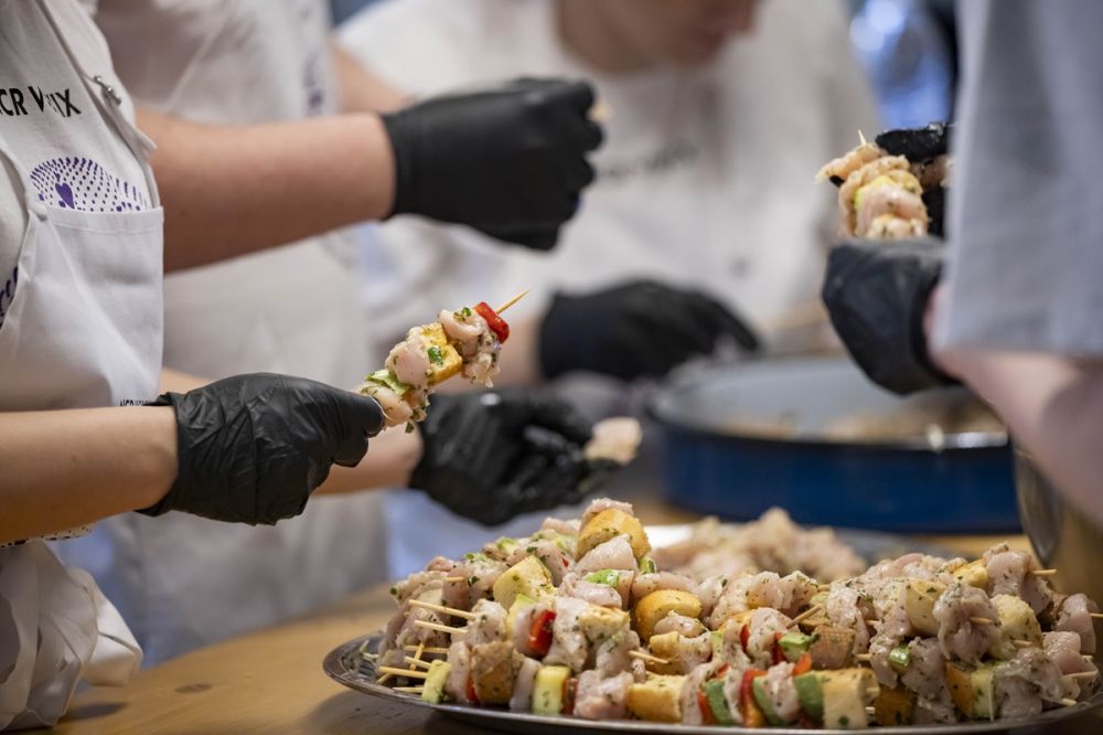 Uz pomoć Fondacije Ana i Vlade Divac, zaposleni u NCR Voyix pripremili više od 100 obroka za osobe slabijeg materijalnog statusa