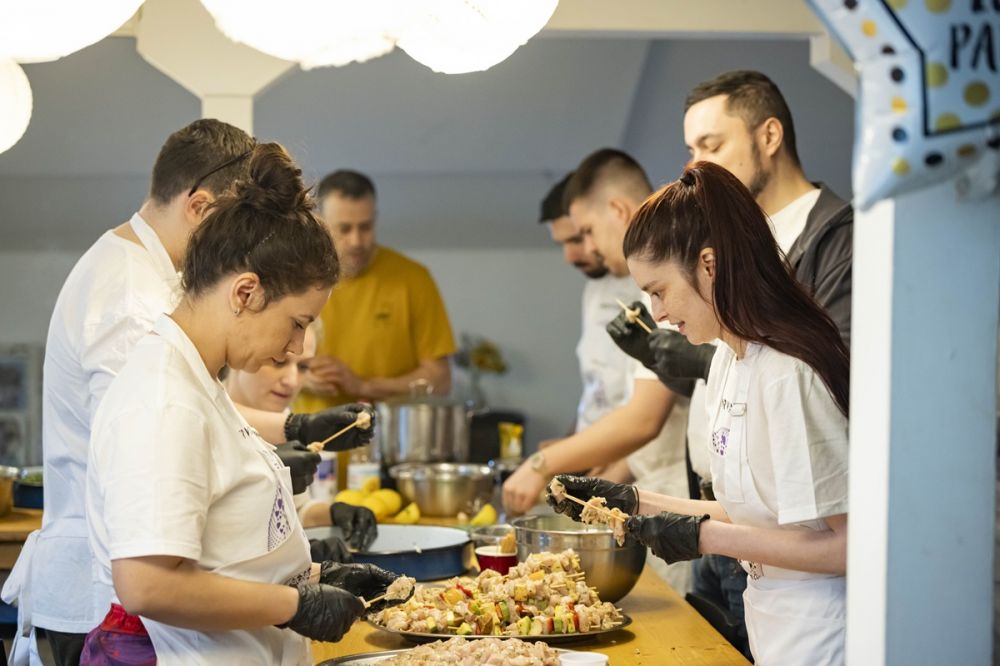 Uz pomoć Fondacije Ana i Vlade Divac, zaposleni u NCR Voyix pripremili više od 100 obroka za osobe slabijeg materijalnog statusa