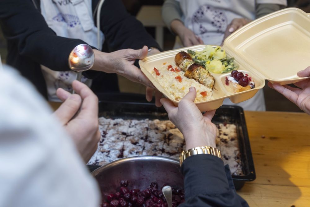 Uz pomoć Fondacije Ana i Vlade Divac, zaposleni u NCR Voyix pripremili više od 100 obroka za osobe slabijeg materijalnog statusa