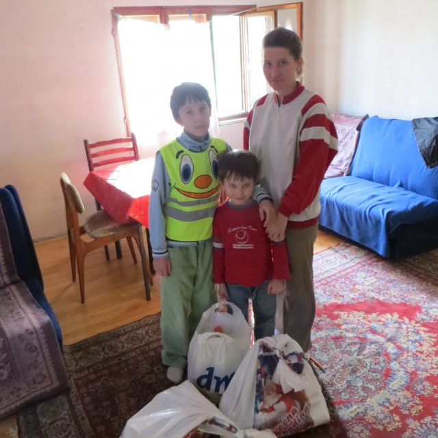 Fondacija "Ana i Vlade Divac" u novogodišnjoj akciji obradovala ugrožene porodice i decu širom Srbije
