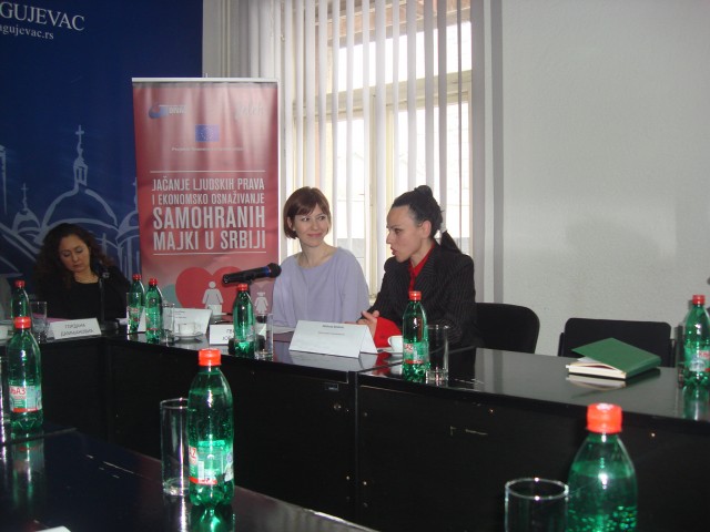 Održan okrugli sto "Samohrane majke i tržište rada u Kragujevcu"