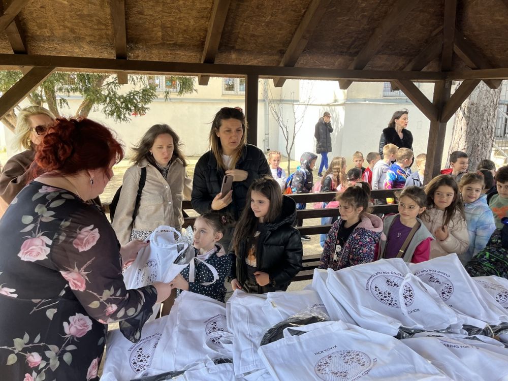 Donirano 100 školskih paketića za decu iz Meljaka