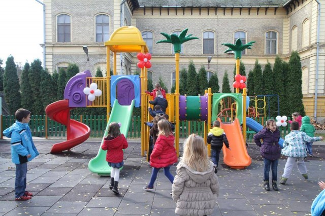 „Veliko srce" obradovalo decu Subotice - Vrtić „Lastavica" dobio novo igralište