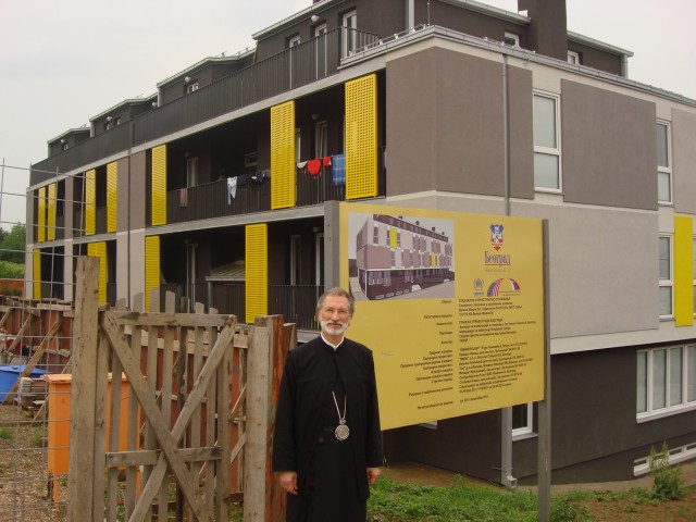 Episkop Irinej (Dobrijević) u poseti izbeglim i raseljenim porodicama